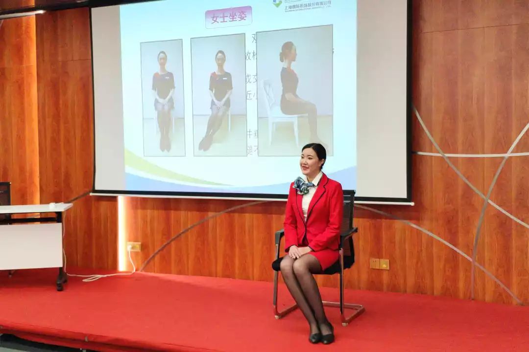 全國五一巾幗標(biāo)兵“白雪”翩翩而至——磁浮公司開展“燦爛微笑，標(biāo)準(zhǔn)儀態(tài)”服務(wù)禮儀培訓(xùn)